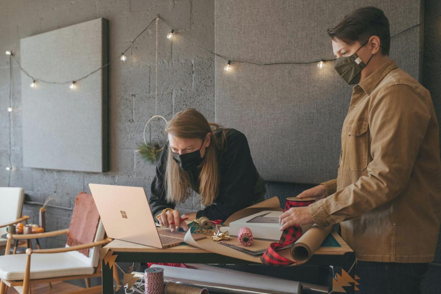 Estudiantes participando en sesión práctica de finanzas digitales